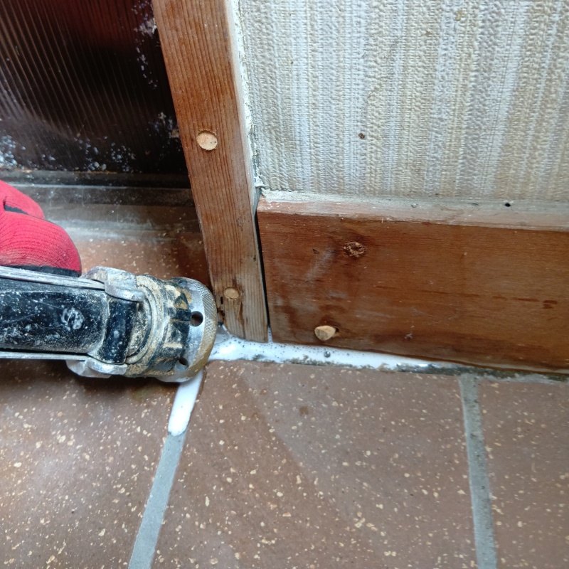 玄関の床に防蟻剤を注入する様子