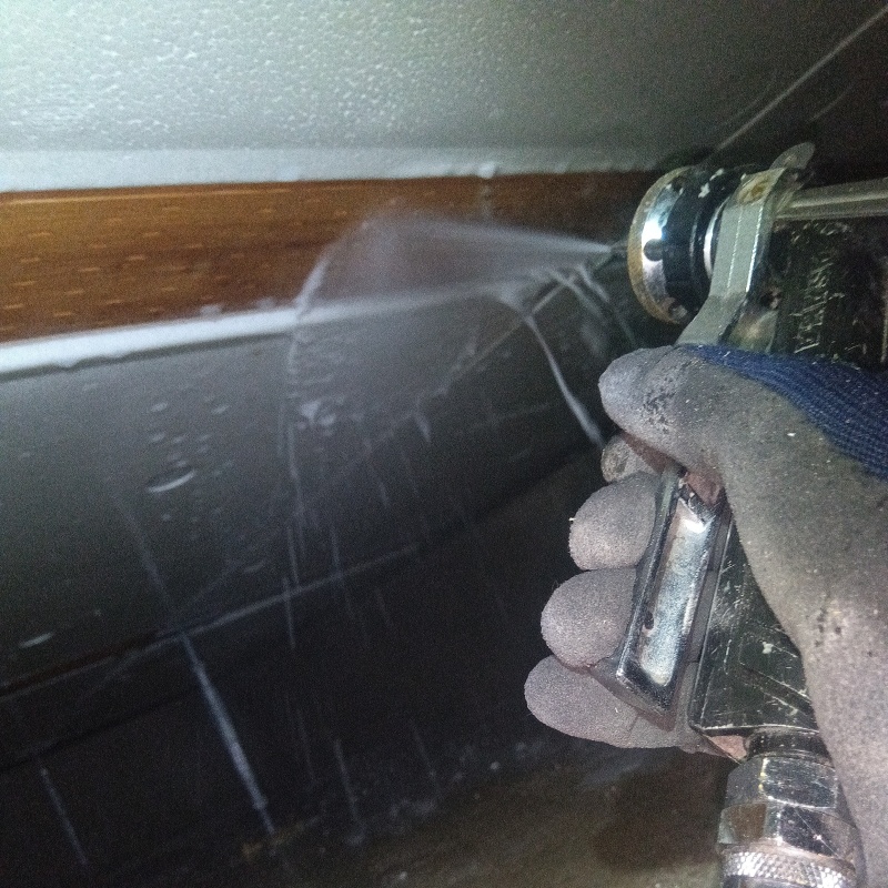 床下の木材に防蟻剤を散布する様子