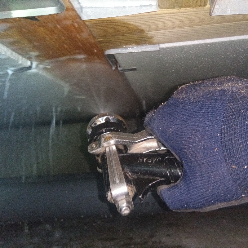 床下の木材に防蟻剤を散布する様子