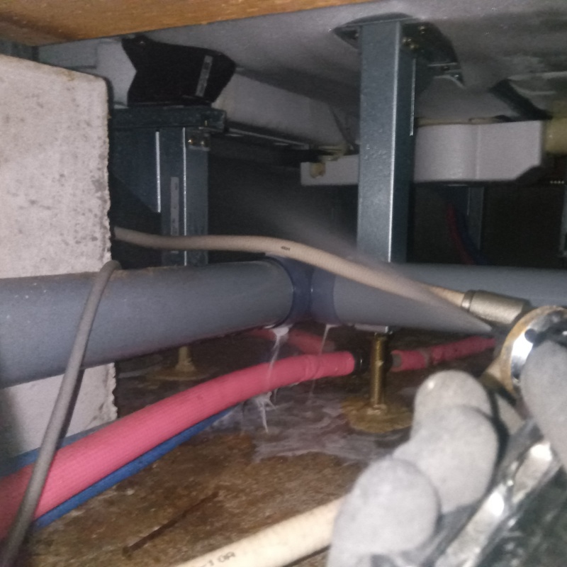 床下の基礎部分に防蟻剤を散布する様子