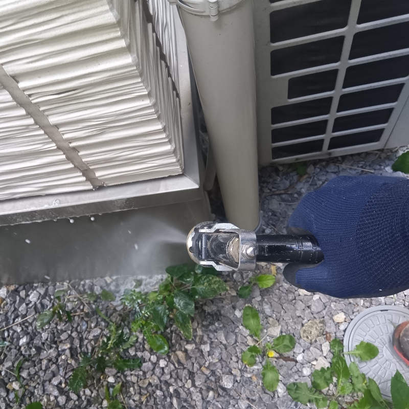 基礎まわりに防蟻剤を散布する様子