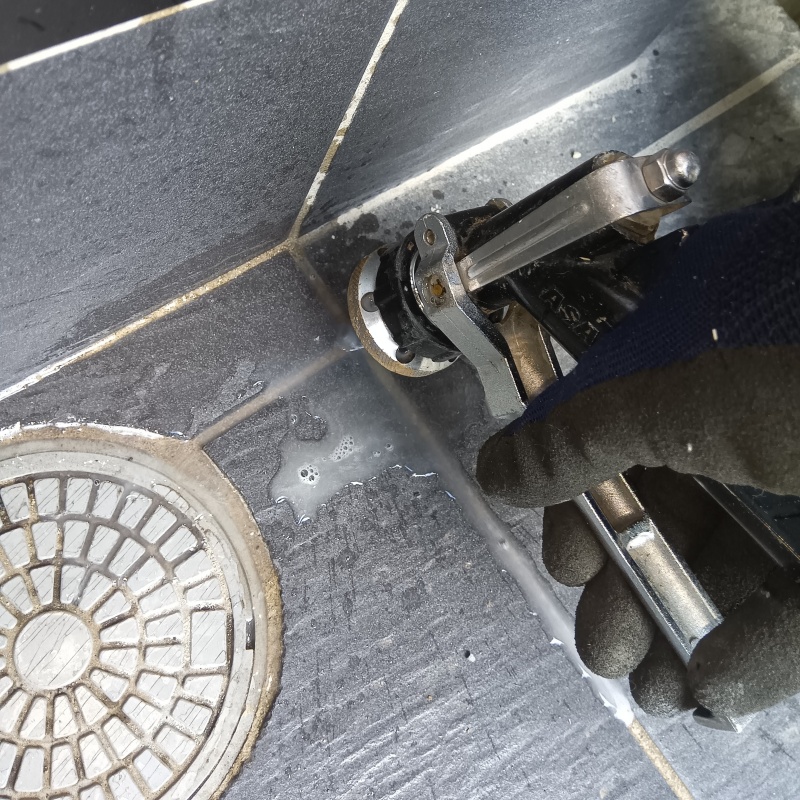 玄関の床に防蟻剤を注入する様子