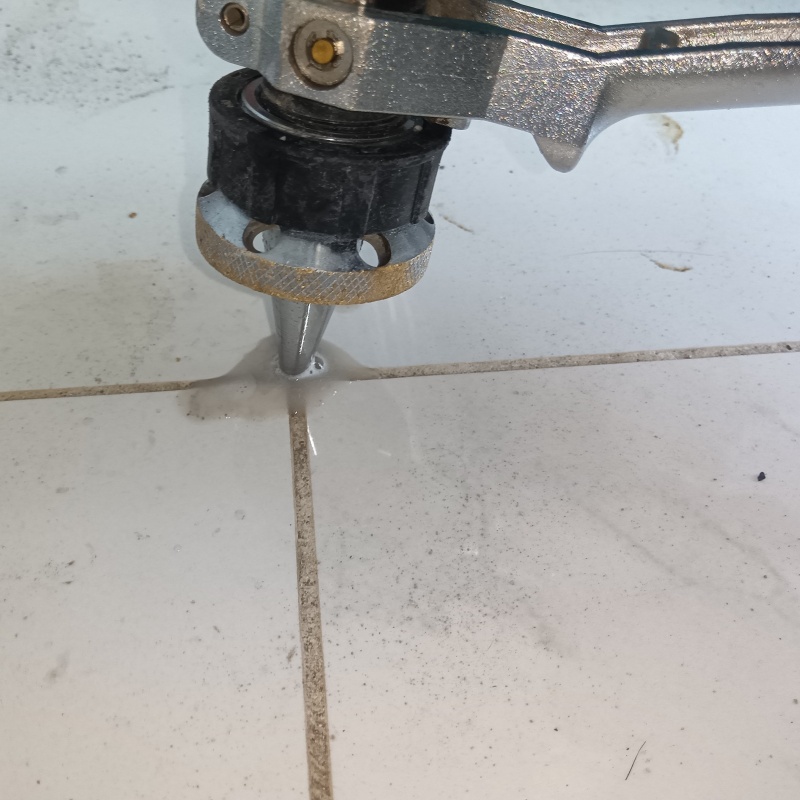 玄関の床に防蟻剤を注入する様子