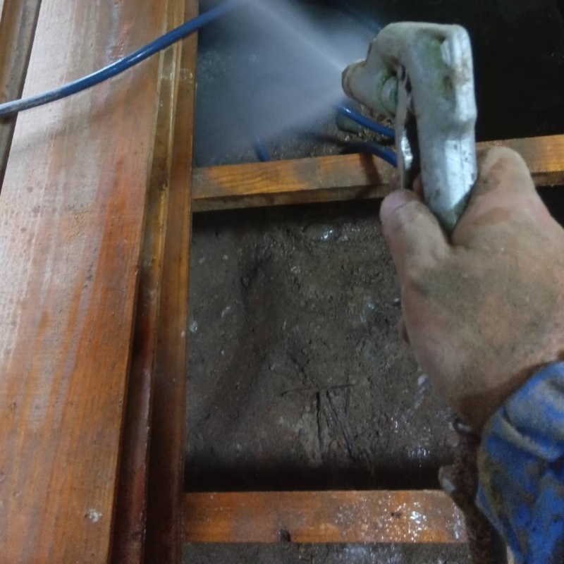 床下の土壌にシロアリ駆除剤を散布する様子