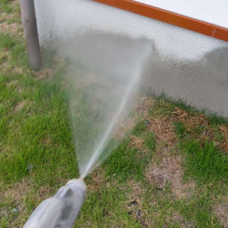 基礎まわりにシロアリ駆除剤を散布する様子