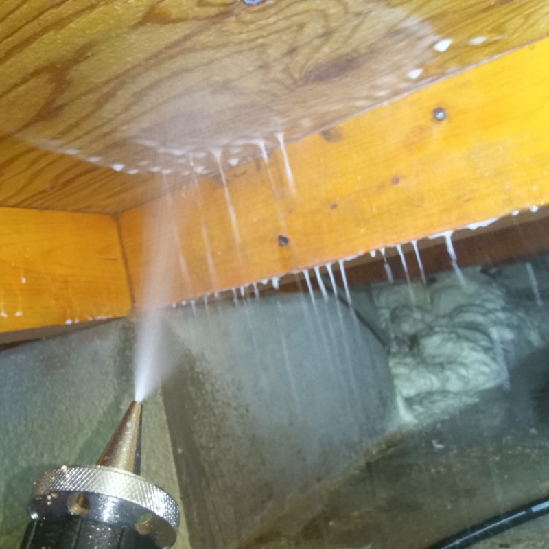 床下の木材に防蟻剤を散布する様子