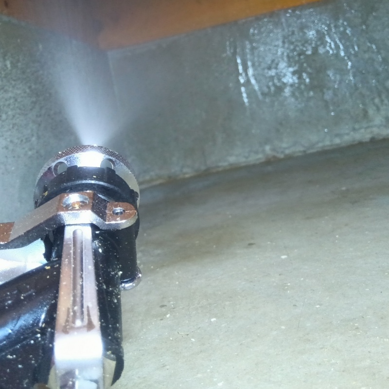 床下の基礎部分に防蟻剤を散布する様子