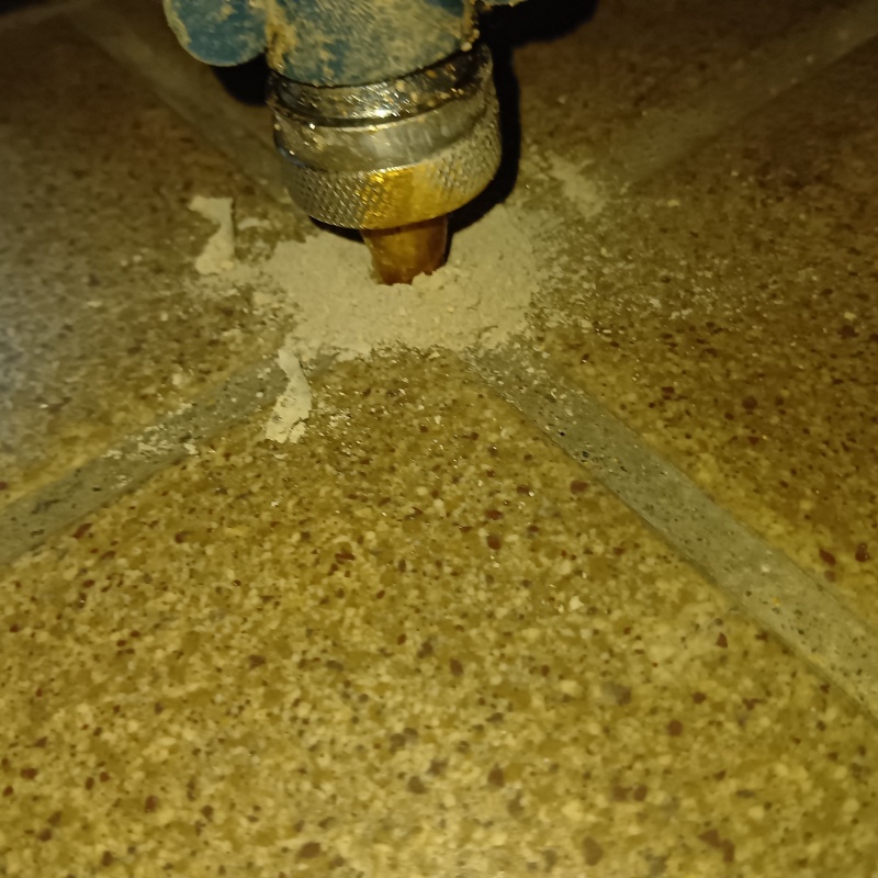 玄関の床に防蟻剤を注入する様子