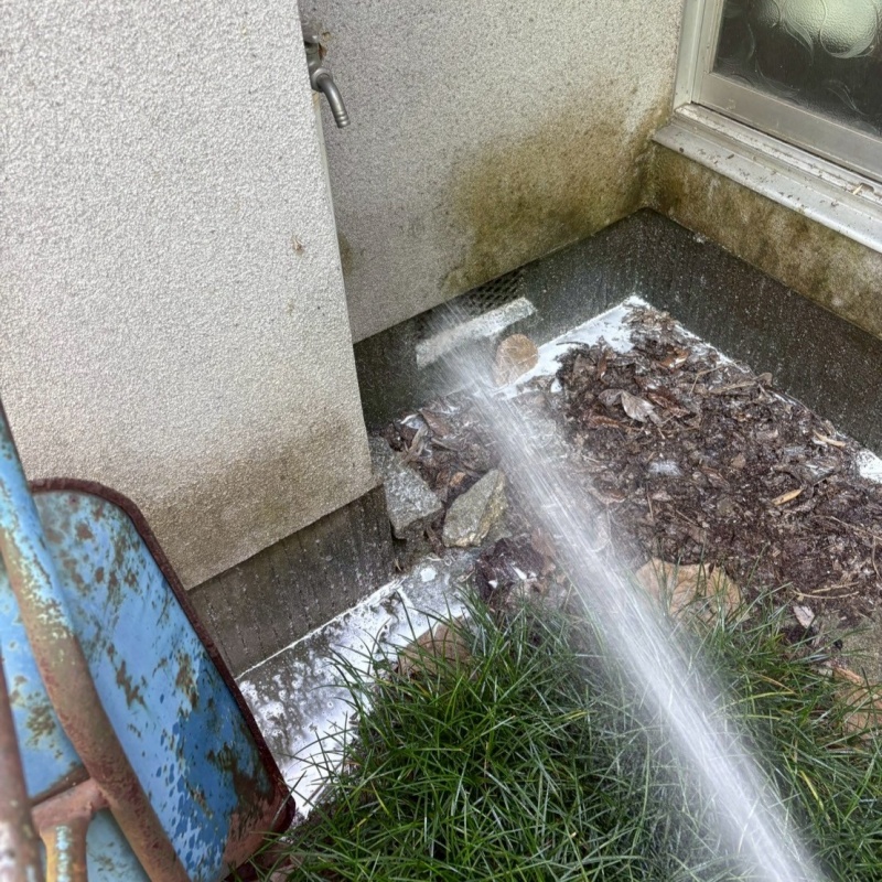 基礎まわりに防蟻剤を散布する様子