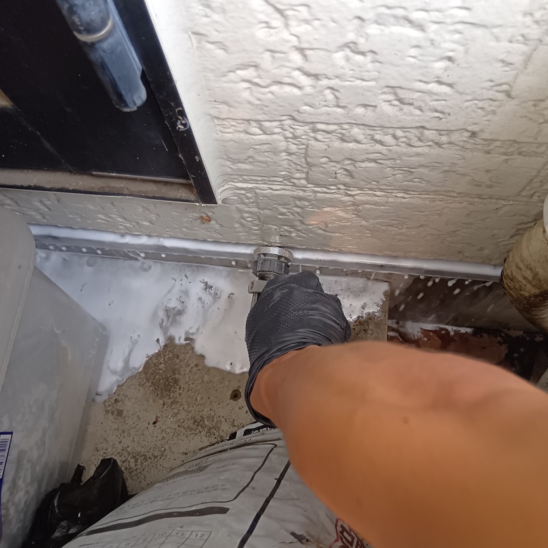 基礎周りにシロアリ駆除剤を散布する様子