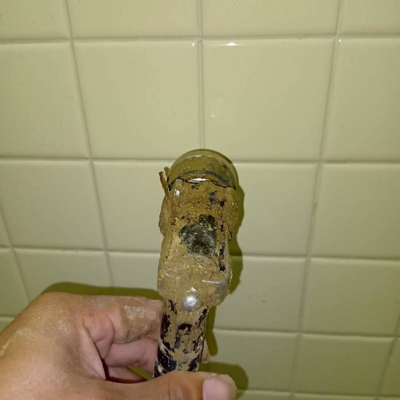 浴室の壁にシロアリ駆除剤を注入する様子