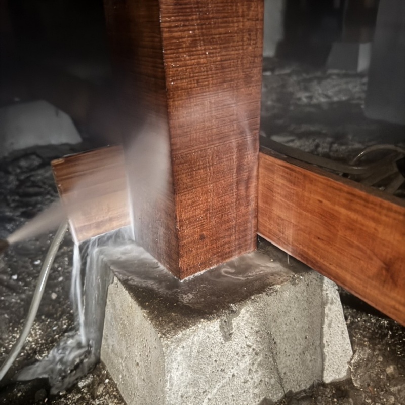 床下の木材にシロアリ駆除剤を散布する様子