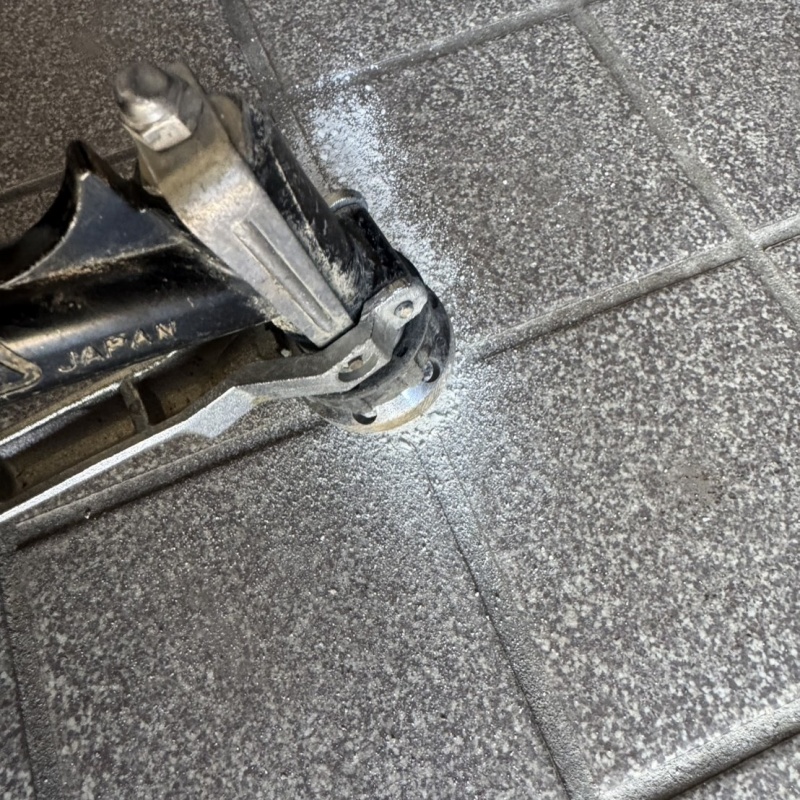 玄関の床にシロアリ駆除剤を注入する様子