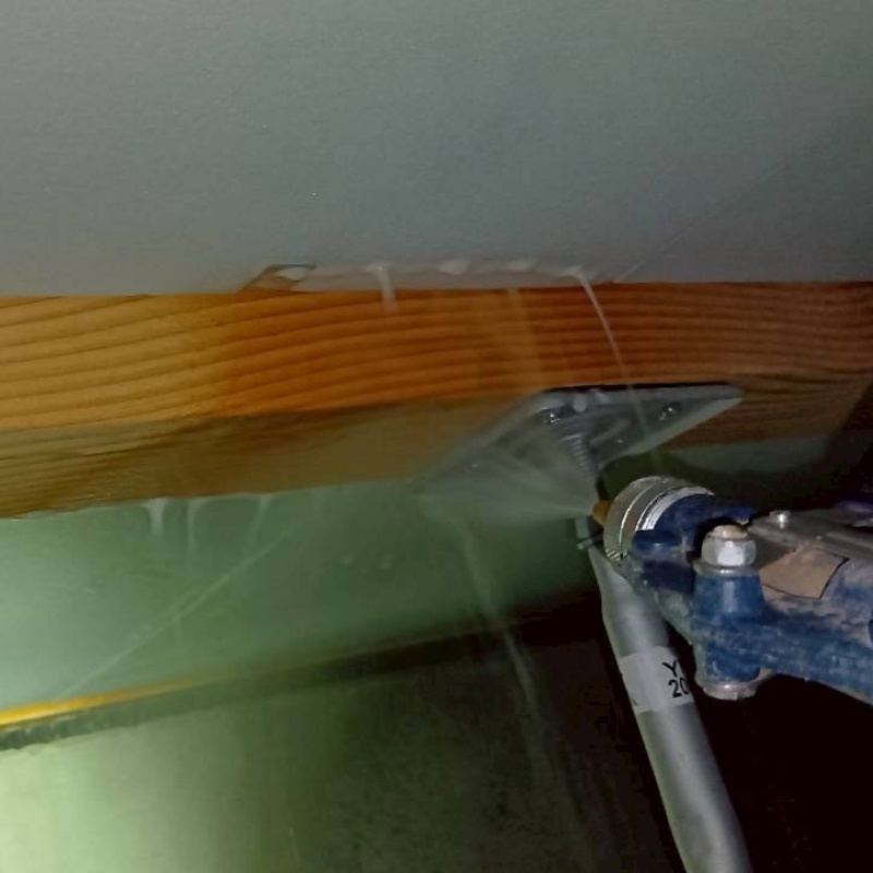 床下の木材に防蟻剤を散布する様子