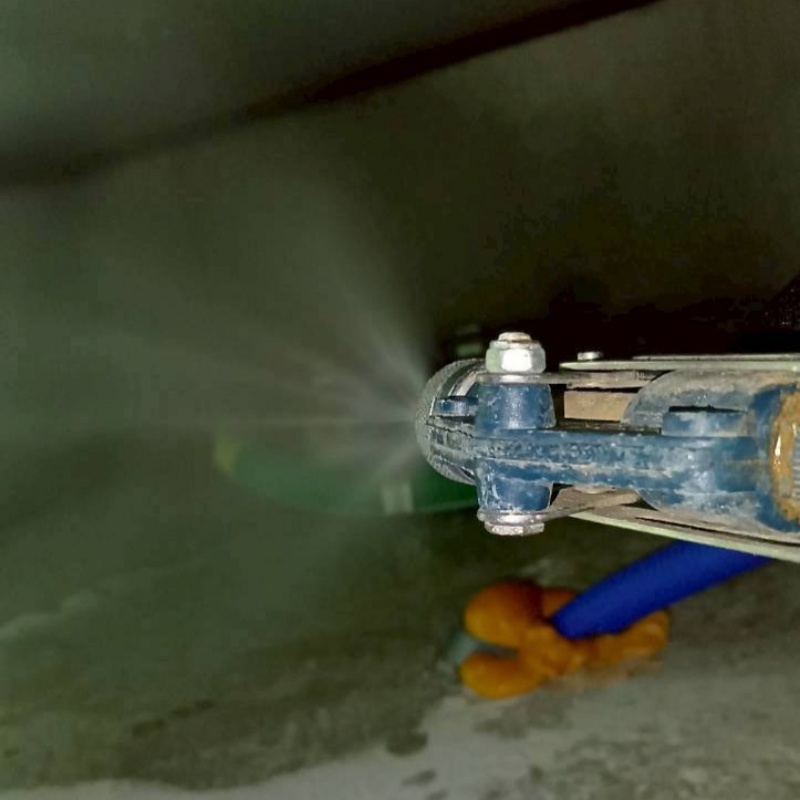 床下の基礎部分に防蟻剤を散布する様子