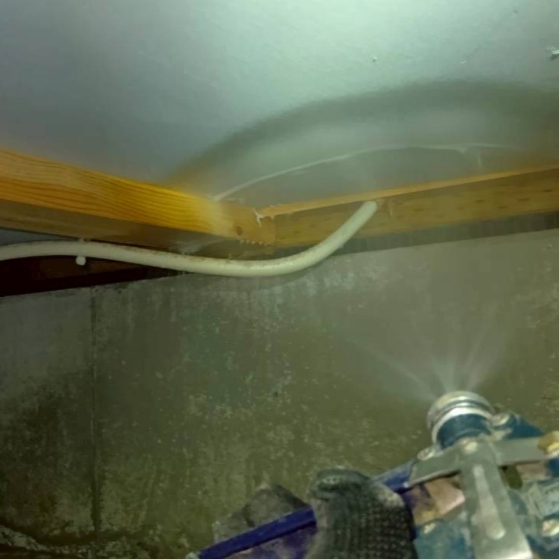 床下の基礎部分に防蟻剤を散布する様子