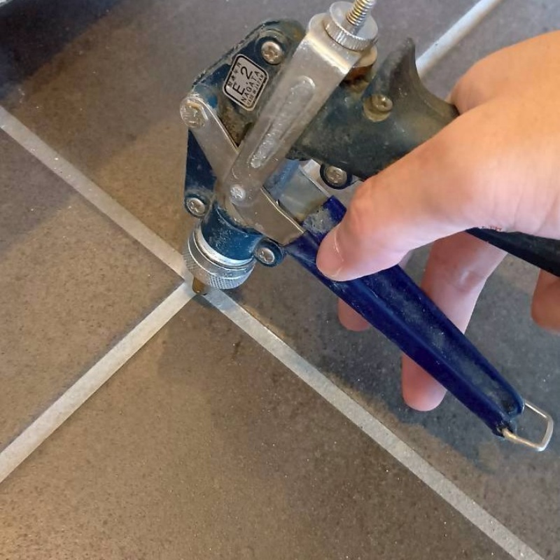 玄関の床に防蟻剤を注入する様子