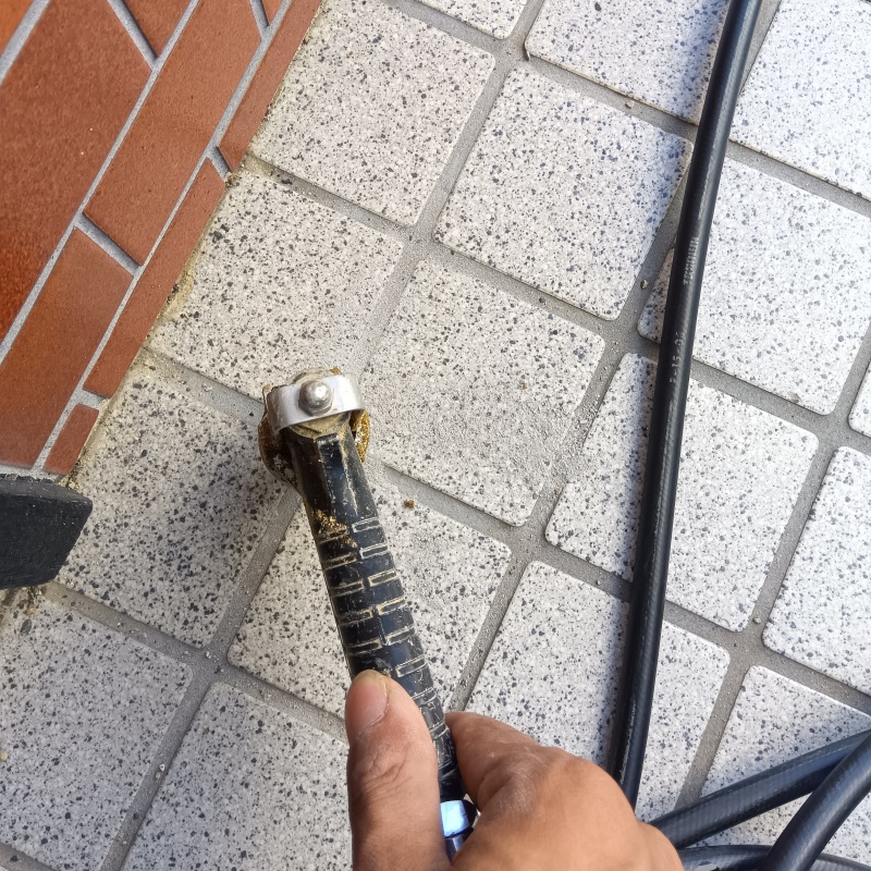 玄関の床に防蟻剤を注入する様子