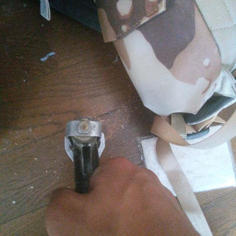 洗面台近くの床にシロアリ駆除剤を注入する様子