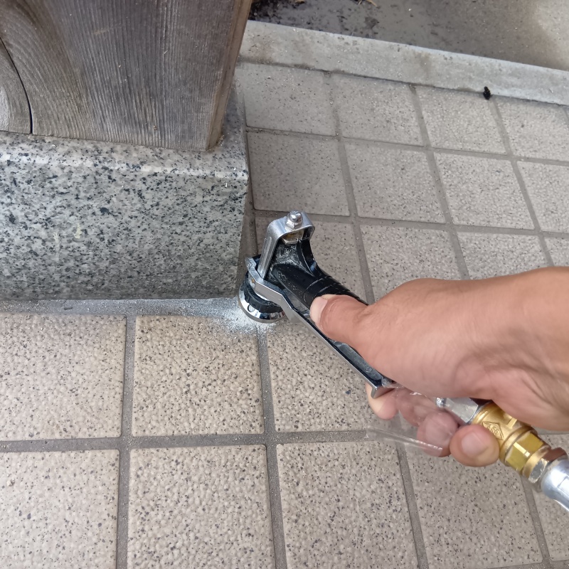 玄関の床にシロアリ駆除剤を注入する様子