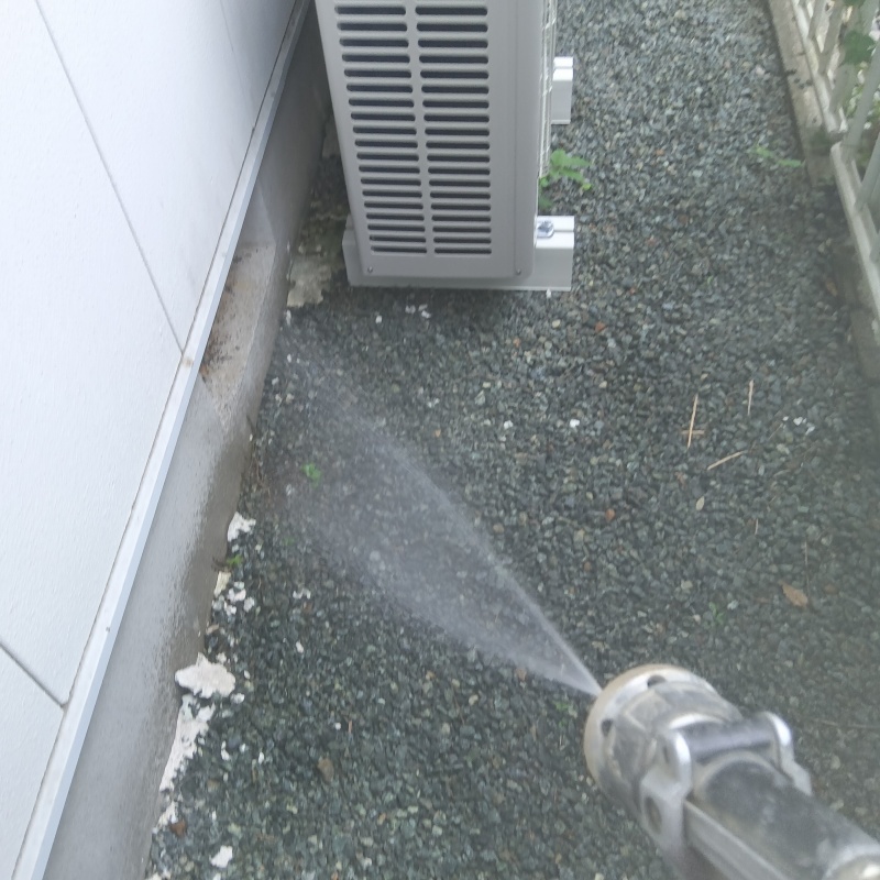 基礎周りにシロアリ駆除剤を散布する様子