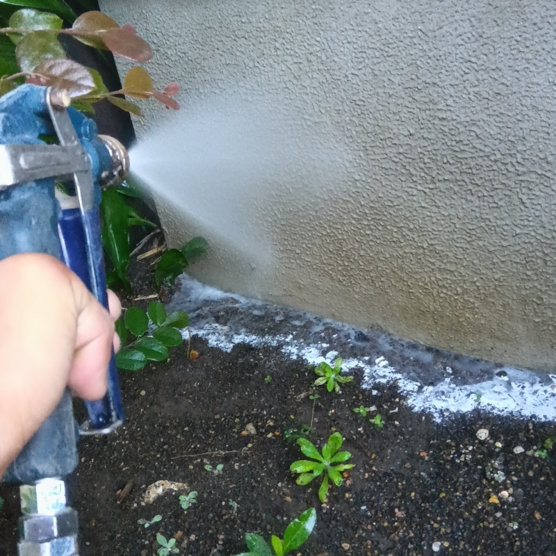 建物の外周にシロアリ駆除剤を散布