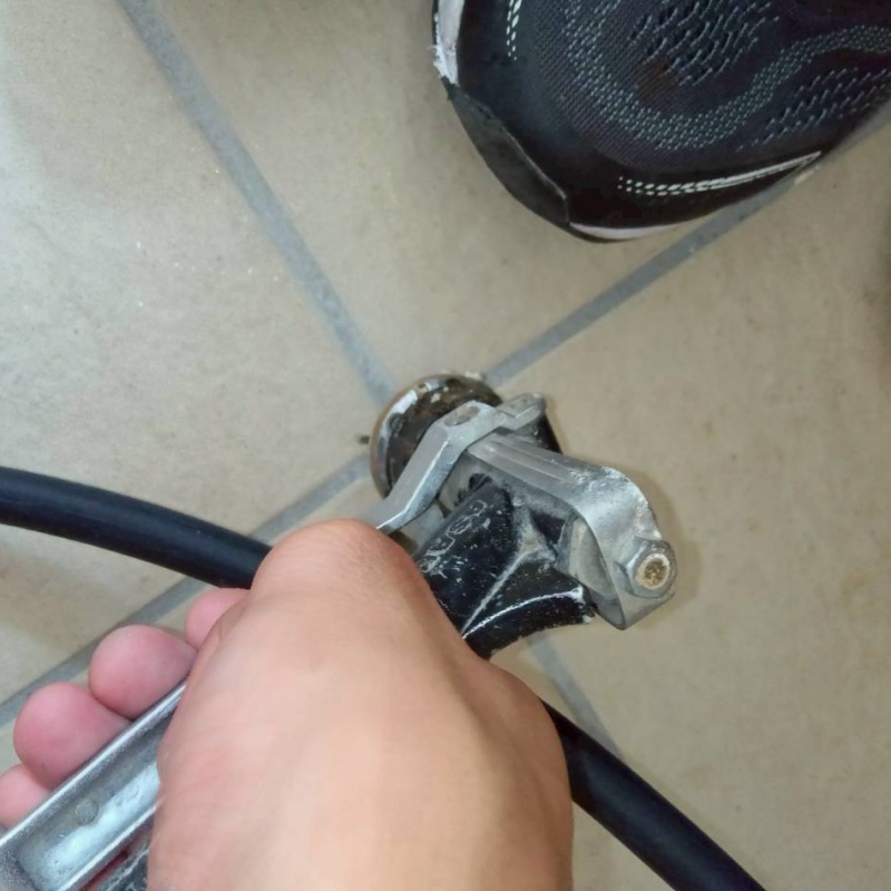 床に防蟻剤を注入