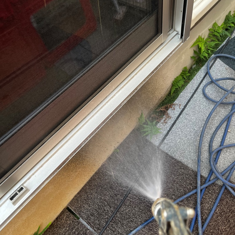 建物の外周にシロアリ駆除剤を散布