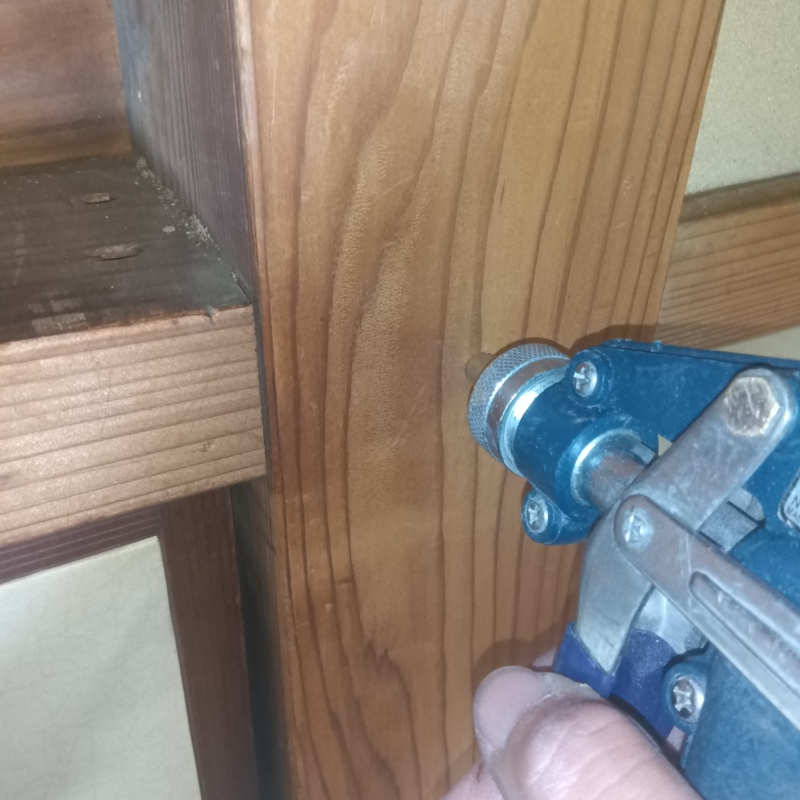 木の柱に穴を開けてシロアリ駆除剤を注入