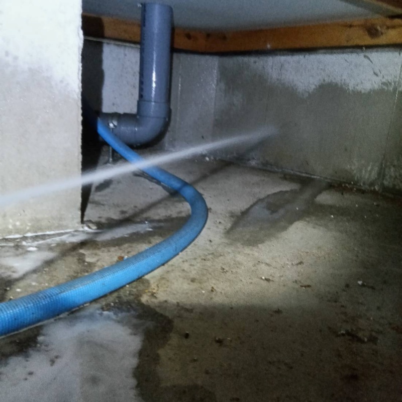 基礎に防蟻剤を吹き付けている様子