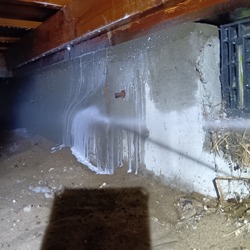 地面・基礎にシロアリ駆除剤を吹き付ける様子