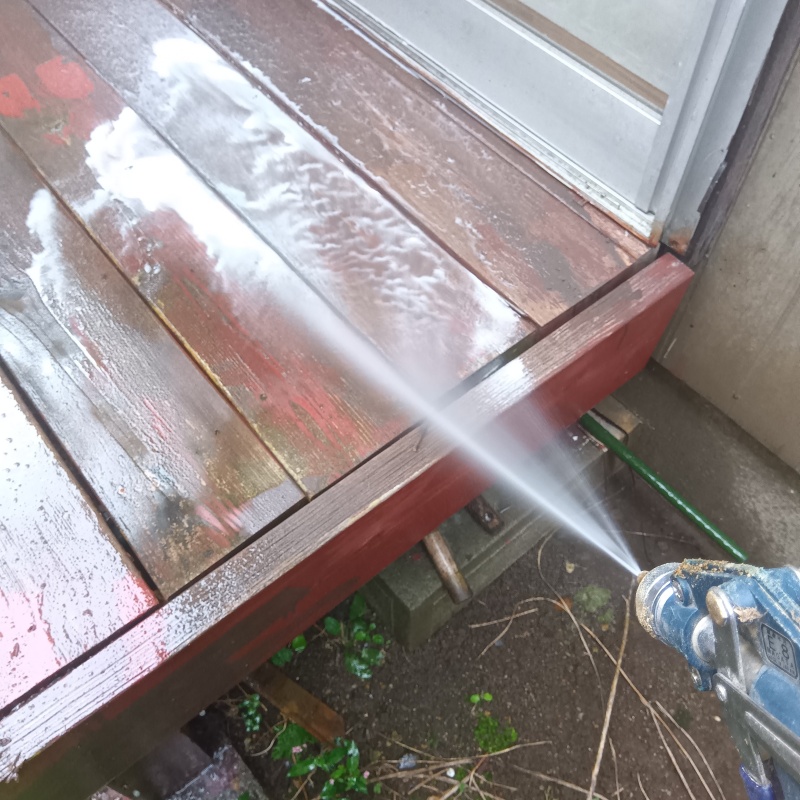 ウッドデッキにシロアリ駆除剤を散布