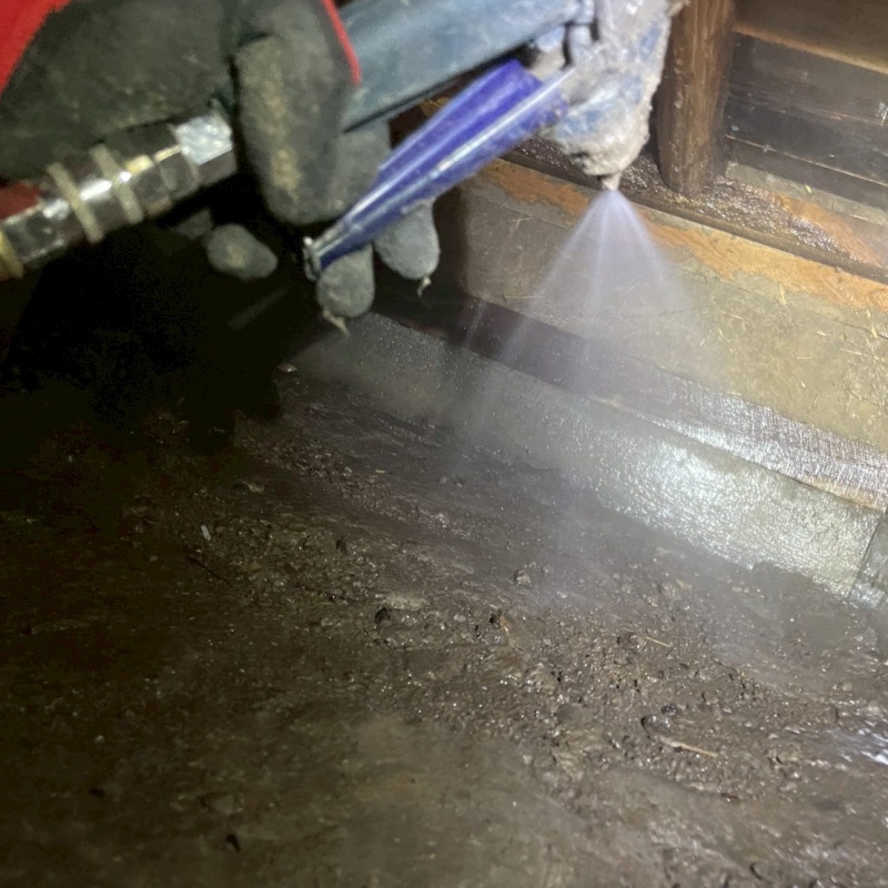 基礎にシロアリ駆除剤を散布