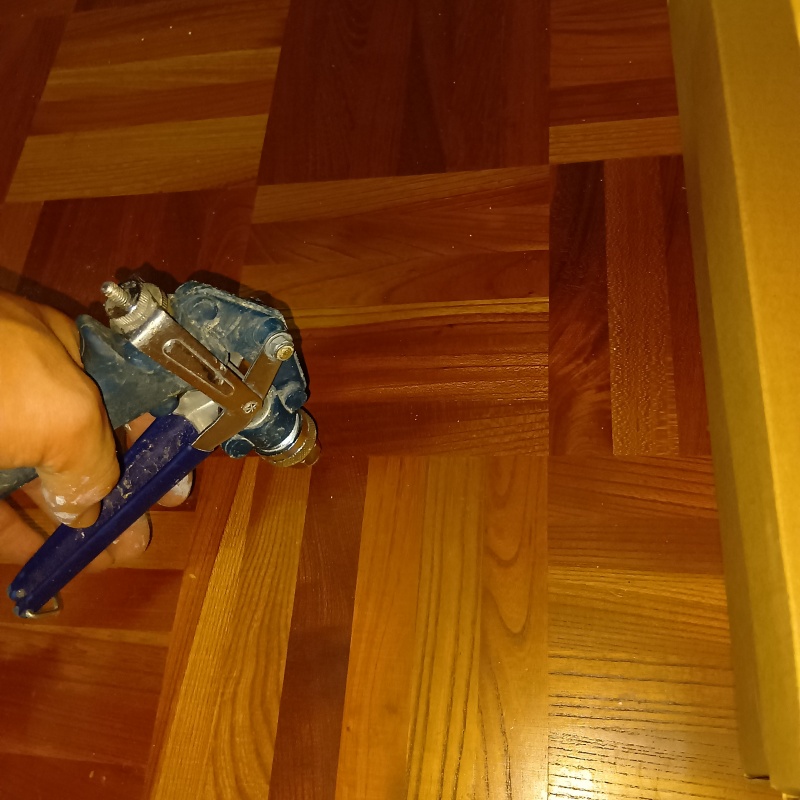 フローリングに穴を開けてシロアリ駆除剤を注入