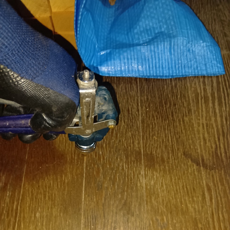 フローリングに穴を開けてシロアリ駆除剤を注入