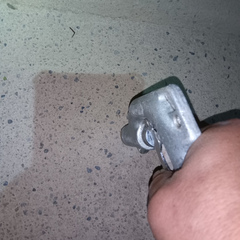床材に穴を開けてシロアリ駆除剤を注入