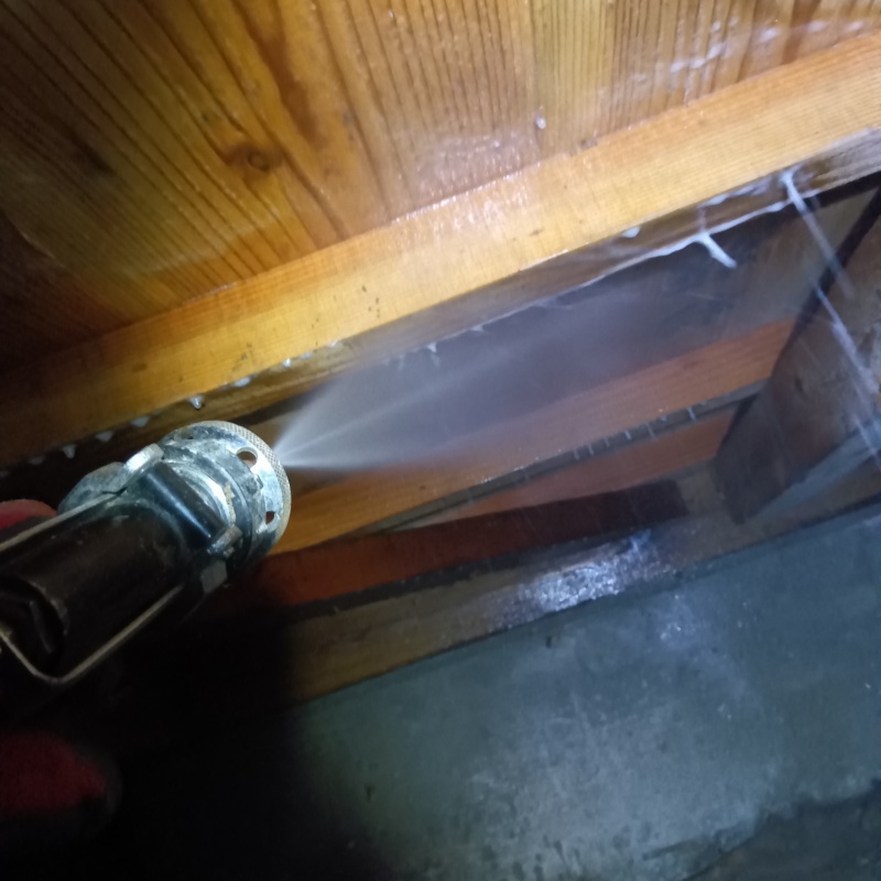 床下の木材にシロアリ駆除剤を散布