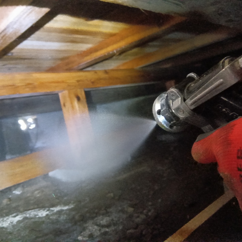 床下の地面にシロアリ駆除剤を散布