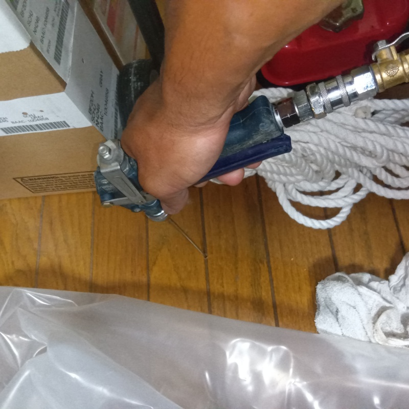 床にシロアリ駆除剤を注入