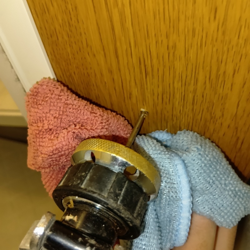 柱にシロアリ駆除剤を注入