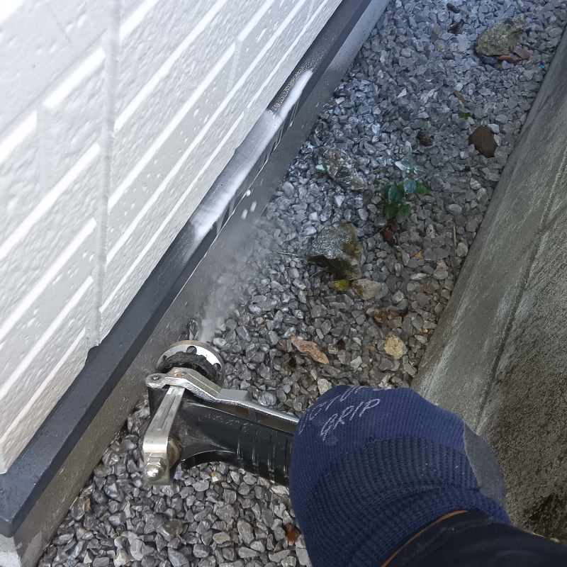 建物の外周に防蟻剤を散布