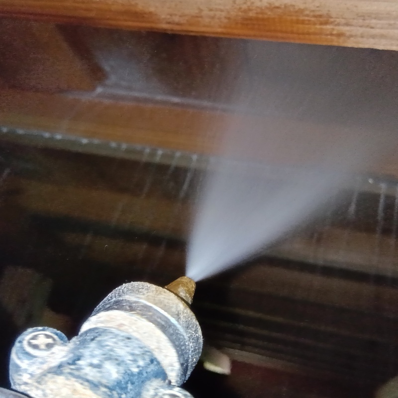 床下の木材に防蟻剤を散布