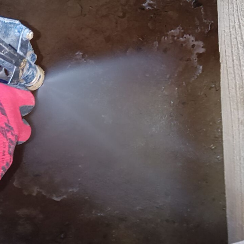 地面に防蟻剤を注入