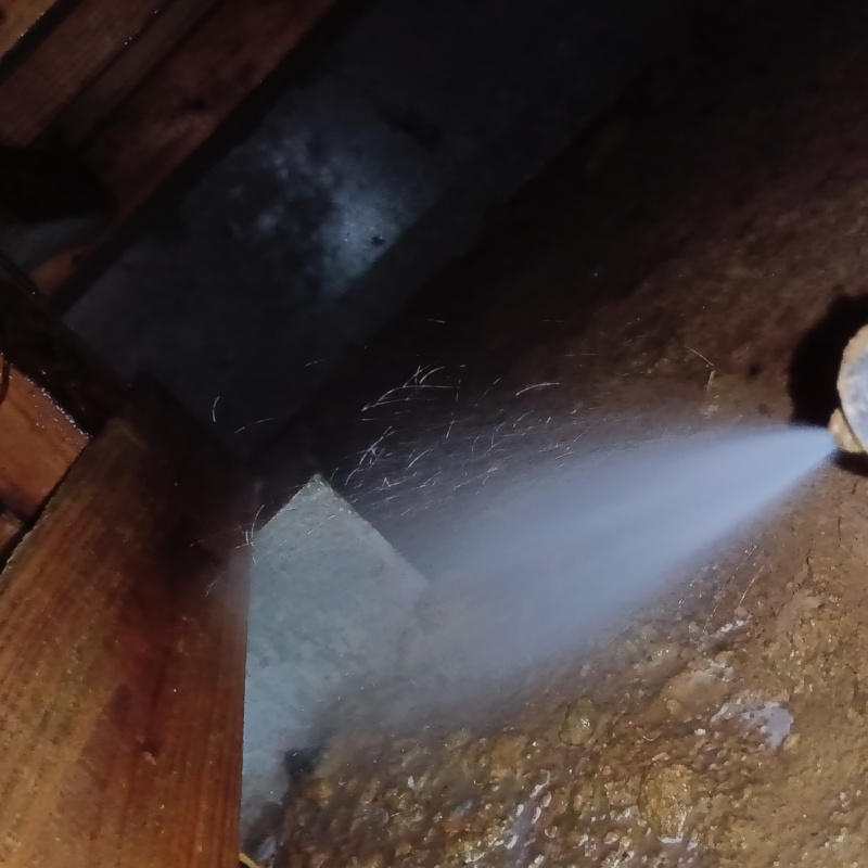 床下の地面に防蟻剤を散布