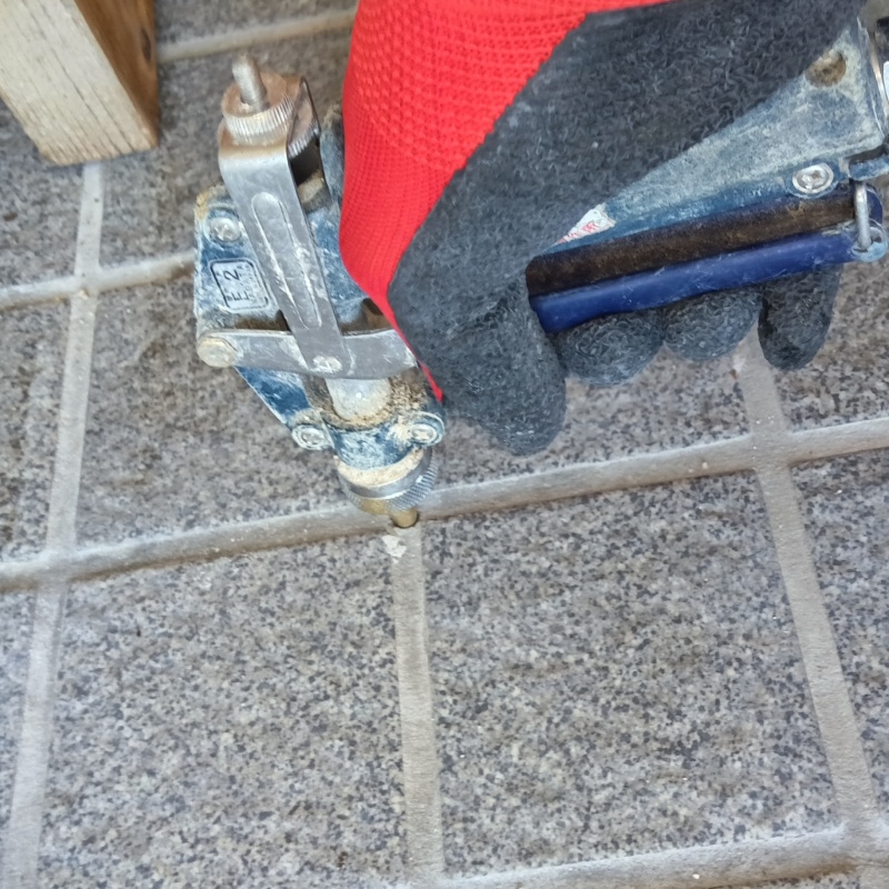 地面に防蟻剤を注入