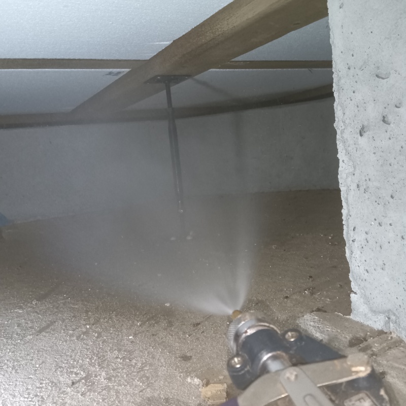 床下の木材に防蟻剤を散布