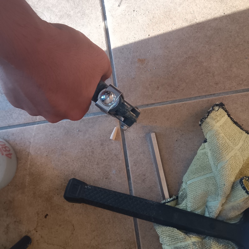 地面に防蟻剤を注入