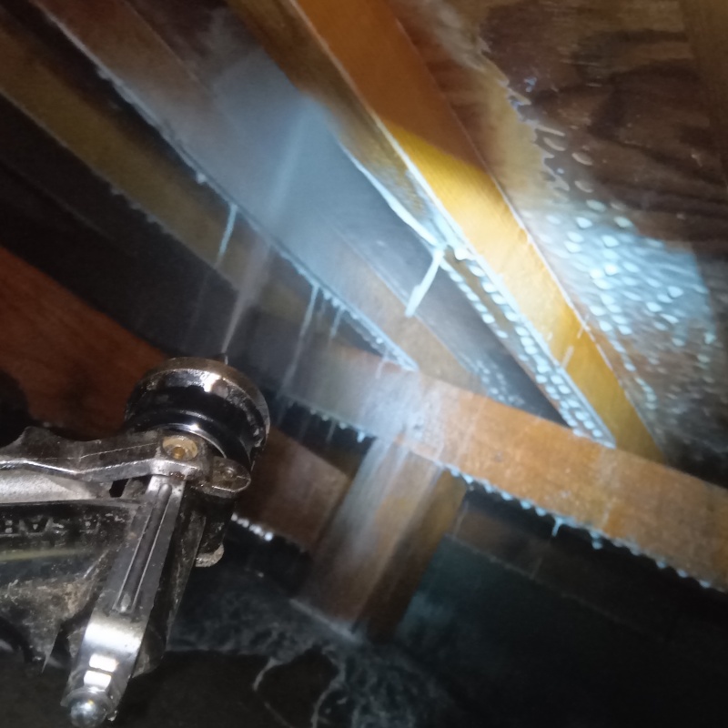 床下木材に防蟻剤を散布