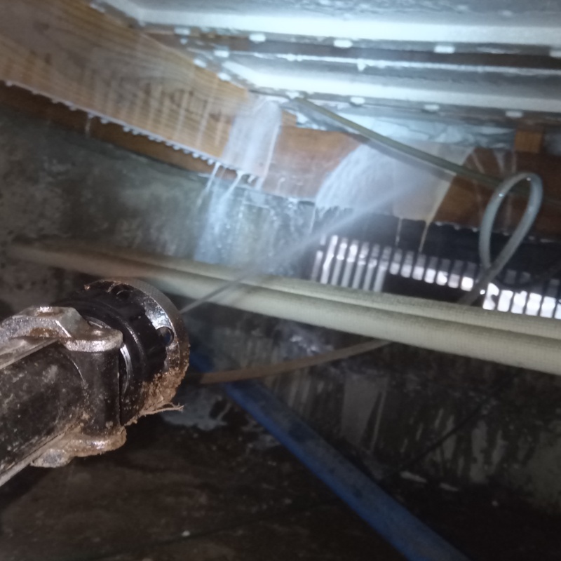 床下断熱材に防蟻剤を吹き付ける様子