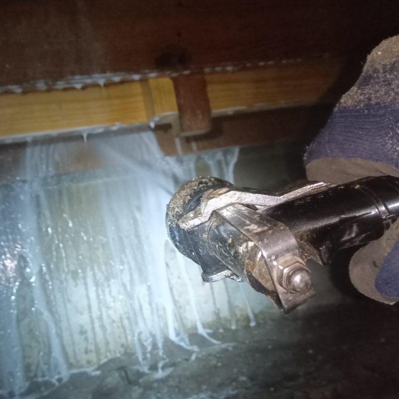 基礎に防蟻剤を散布